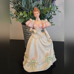 🎄🛍❤️VINTAGE LENOX IVORY DEBUTANTE FIGURINE 8.5 INCHES